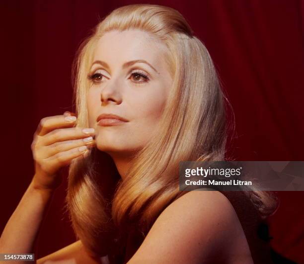Plan three-quarters of Catherine Deneuve in brown sleeveless dress, one hand on the chin during a break in the filming of 'Beautiful Day' by Luis...