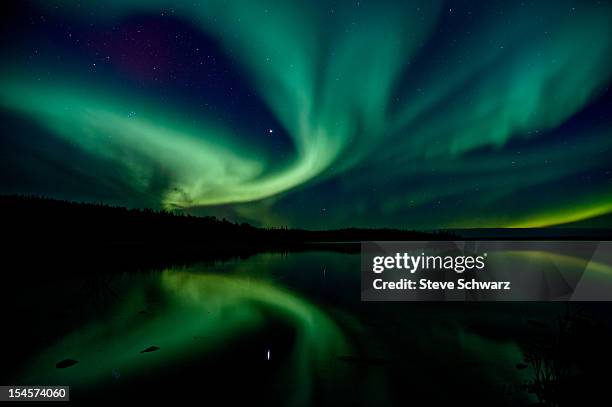 northern lights (aurora boreal) - yellowknife canada stockfoto's en -beelden