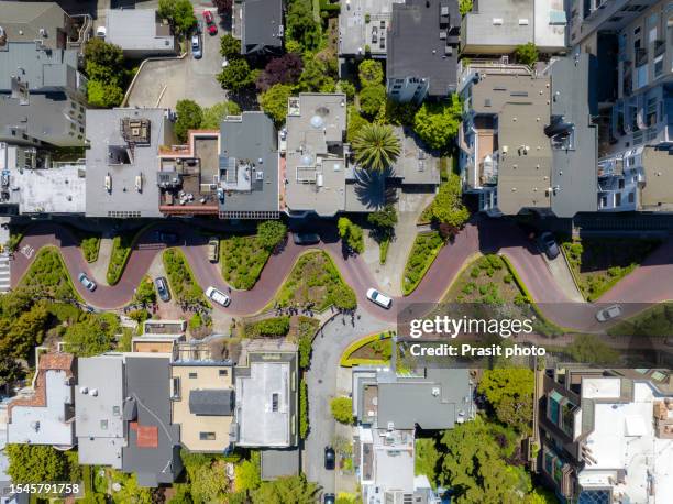 aerial view of the famous lombard street is a famous street its steep, one-block section with eight hairpin turns, making it the crookedest street in the world in san francisco, california, usa - lombard street san francisco fotografías e imágenes de stock