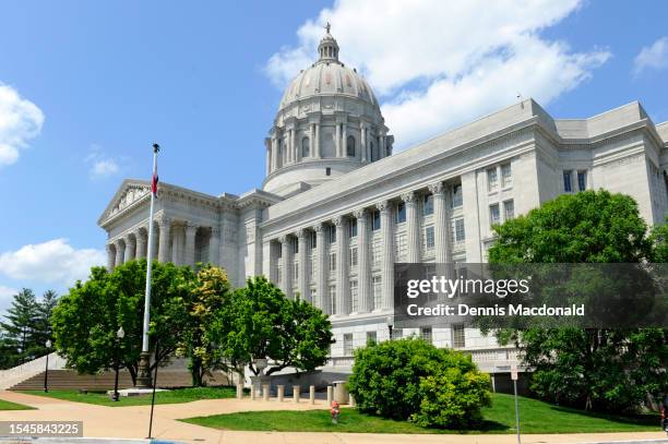 state capitol jefferson city missouri where state laws are made and carried out for the state of missouri - missouri imagens e fotografias de stock