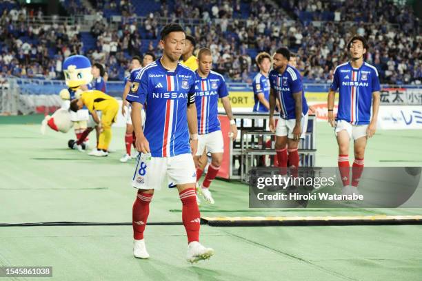 Players of Yokohama F.Marinos shows dejection after the J.LEAGUE Meiji Yasuda J1 21st Sec. Match between Yokohama F･Marinos and Kawasaki Frontale at...