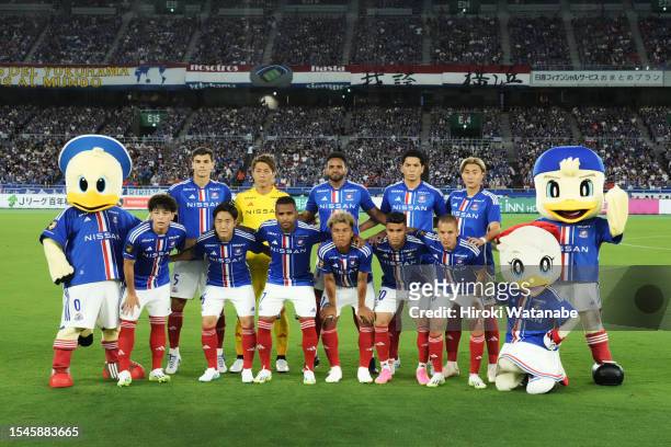 Players of Yokohama F.Marinos pose for photograph the J.LEAGUE Meiji Yasuda J1 21st Sec. Match between Yokohama F･Marinos and Kawasaki Frontale at...