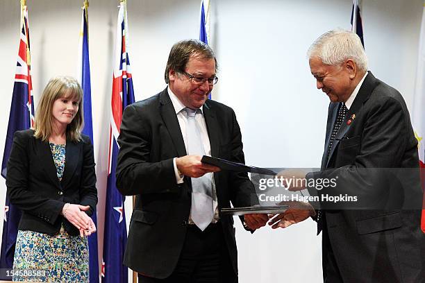 New Zealand Minister of Foreign Affairs Murray McCully and Philippines Secretary of Foreign Affairs Albert del Rosario exchange signed bilateral...