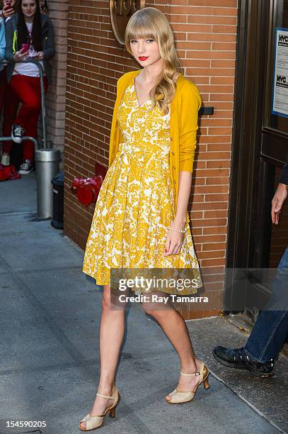 Singer Taylor Swift leaves the "Katie Couric Show" at the ABC Lincoln Center Studios on October 22, 2012 in New York City.