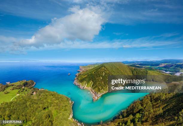 desembocadura del río tina menor en el río pechon vista aérea de nansa en el mar cantábrico, españa - borde del agua fotografías e imágenes de stock