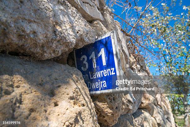 bus route marker in a dry stone wall, gozo, malta - malta wandern stock-fotos und bilder