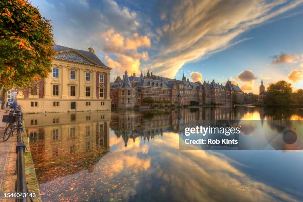 binnenhof het torentje  and mauritshuis reflected in the hofvijver ( court pond ) at sunset - galerie art stock-fotos und bilder