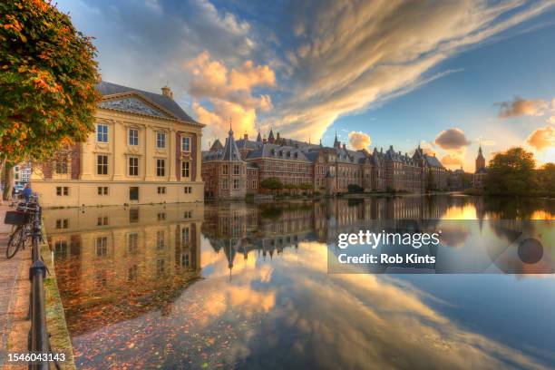 binnenhof het torentje and mauritshuis reflected in the hofvijver ( court pond ) at sunset - haag bildbanksfoton och bilder