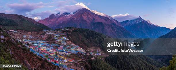 namche bazaar sherpa village everest base camp trail panorama nepal - bazar namche imagens e fotografias de stock