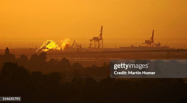 avonmouth industrial cranes - avonmouth stock pictures, royalty-free photos & images