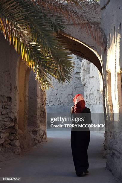 woman in traditional dress, nizwa, oman - hijab woman from behind stock pictures, royalty-free photos & images