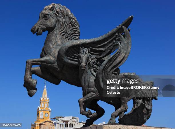 puerta del reloj tower and horse statue monumento a los pagasos, muelle de los pegasos city of cartagena de indias, colombia - reloj foto e immagini stock