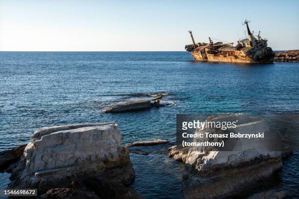edro iii shipwreck: a majestic relic in cyprus - navio fantasma imagens e fotografias de stock