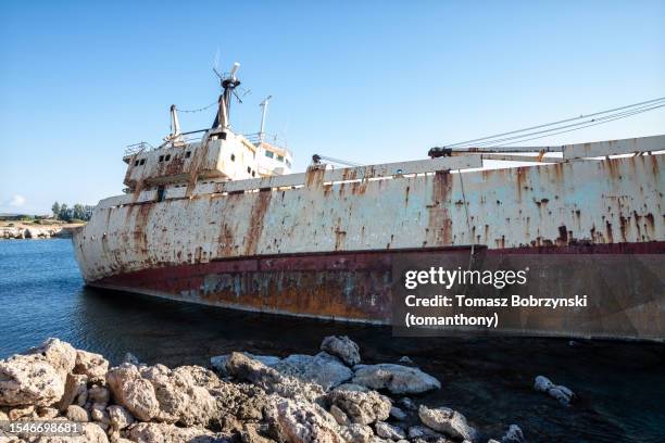 echoes of the past: the haunting edro iii shipwreck - vaisseau fantôme photos et images de collection