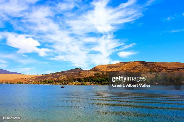 lake beauty! - castaic lake fotografías e imágenes de stock