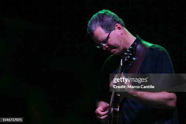 Pete McCann, guitarist of The Manhattan Transfer, during the concert at the Pomigliano Jazz Festival, in the Roman amphitheater of Avella.