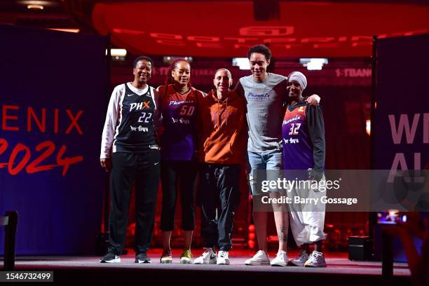 Jennifer Gillom, Tangela Smith Diana Taurasi and Brittney Griner of the Phoenix Mercury and Bridget Pettis pose for a photo during the announcement...