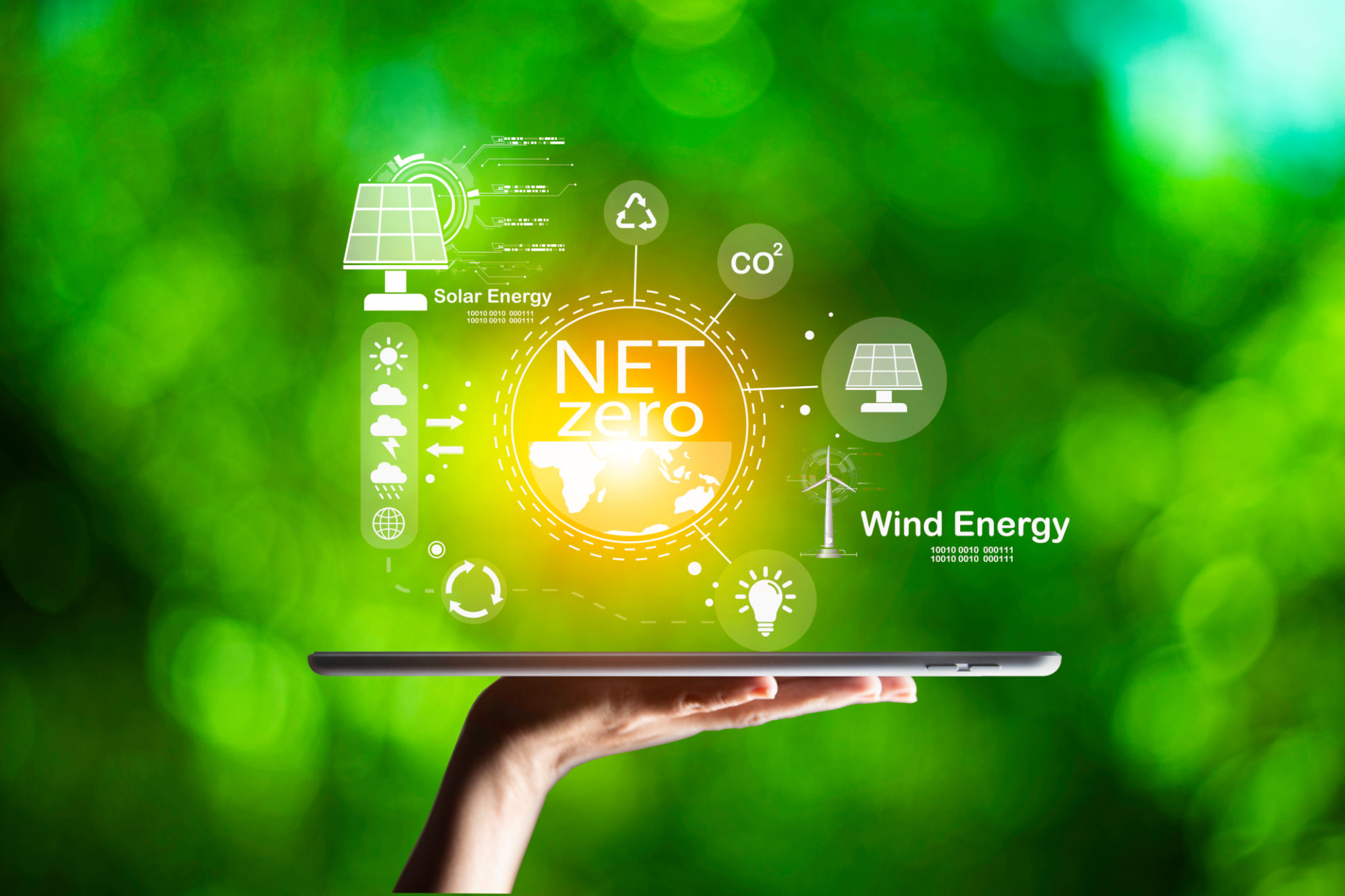 Concepto de cero emisiones netas. Sostenimiento de la mano con el icono de cero neto en la hoja verde borrosa. Fondo natural neutro en carbono y verde con un icono de energía limpia a su alrededor. El gas de carbono afecta el calentamiento global. Concepto de cero emisiones netas. Sostenimiento de la mano con el icono de cero neto en la hoja verde borrosa. Fondo natural neutro en carbono y verde con un icono de energía limpia a su alrededor. El gas de carbono afecta el calentamiento global.