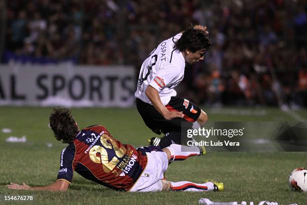 Hernan Bernardello of Colon fights for the ball with Mariano Uglessich of Cerro Porteño during the Bridgestone Sudamericana 2012 Cup at Gral. Pablo...