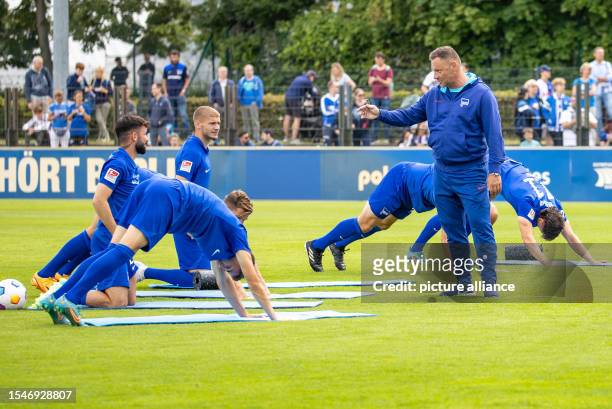 Soccer: 2nd Bundesliga, Hertha BSC, season opening ceremony, Olympic grounds. Coach Pal Dardai gives instructions to his team during training. Photo:...
