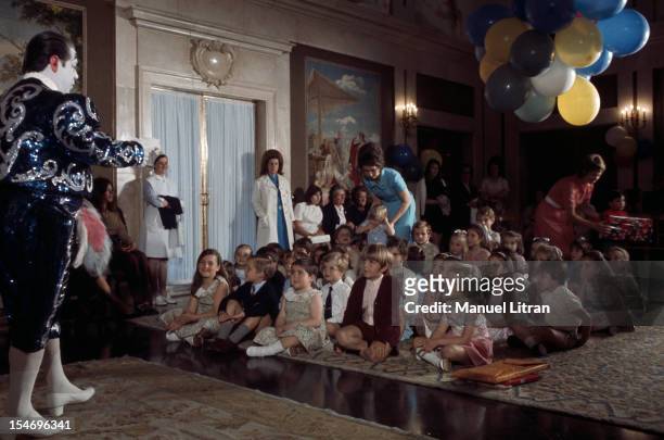Madrid, July 1971, at the Zarzuela Palace, Juan Carlos of Spain and SOPHIE brought in a clown to entertain the children invited to taste Birthday of...
