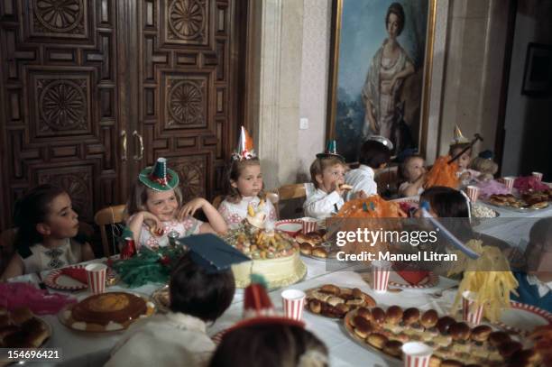 Madrid, July 1971, at the Zarzuela Palace, the Infanta Cristina celebrates its 7 years. These are the children of the elite who are invited to Madrid...