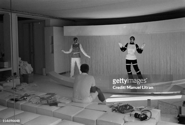 July 28 the fashion designer Andre Courreges rule the choreography models presenting the new winter collection of models from 1969 to 1970, in an...