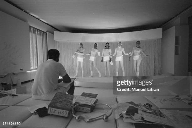 July 28 the fashion designer Andre Courreges rule the choreography models presenting the new winter collection of models from 1969 to 1970, in an...