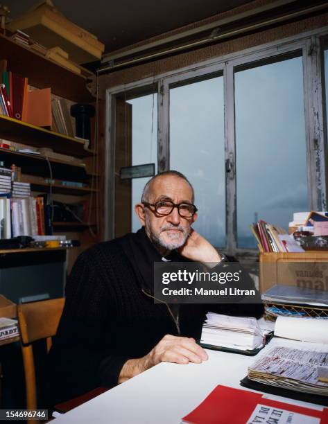 December 1985, Charenton-le-Pont: face plane of the Abbe Pierre sitting at his office.