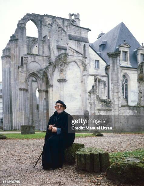 December 1985: Abbe Pierre staying at the Benedictine Abbey of St. Wandrille near Caudebec-en-Caux plan opposite the abbe seated before asking the...