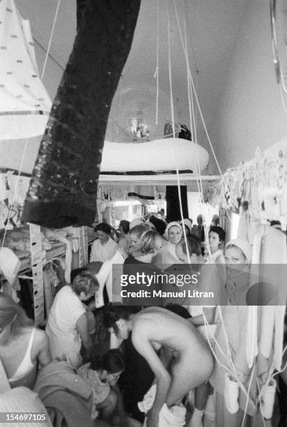 July 29 presentation of new models of the 1969-1970 winter collection fashion designer Andre Courreges. Backstage at the parade: the designer,...