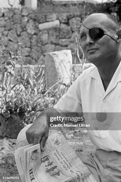 Israel, in July 1967, Moshe Dayan, in his garden, his house has Zahala in the suburbs of Tel Aviv, with a daily newspaper .