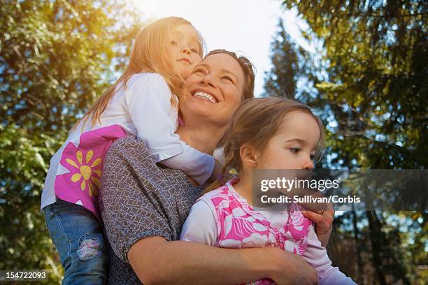 mother with two daughters (2-5) in park - andreas pollok stock-fotos und bilder