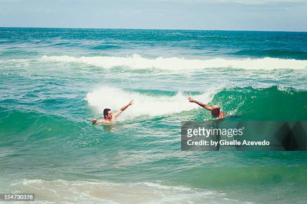 homens nadando no mar - homens stock pictures, royalty-free photos & images