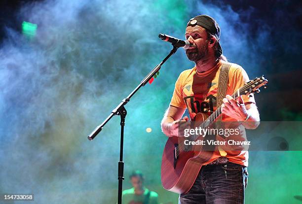 Singer Pau Dones of Jarabe de Palo performs onstage at Centro Cultural Roberto Cantoral in Mexico City on October 24, 2012 in Mexico City, Mexico.