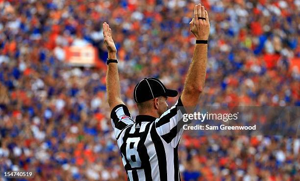 Referee Touchdown Signal Photos and Premium High Res Pictures - Getty ...