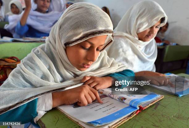 Pakistani female students attend a class at a government school in Peshawar on October 25, 2012. AFP PHOTO/A. MAJEED