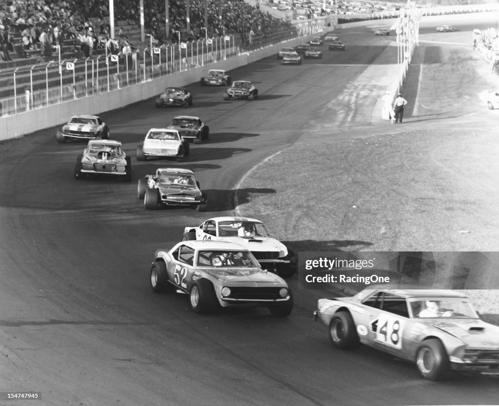 Bobby Fryar leads Wayne Johnson and the rest of the field during the