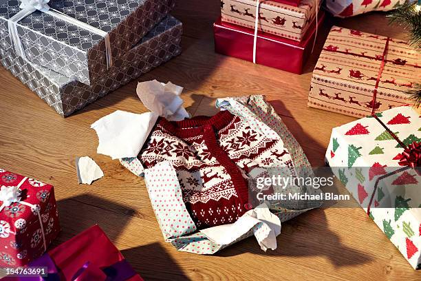 unwrapped christmas jumper and gifts - christmas jumpers stockfoto's en -beelden