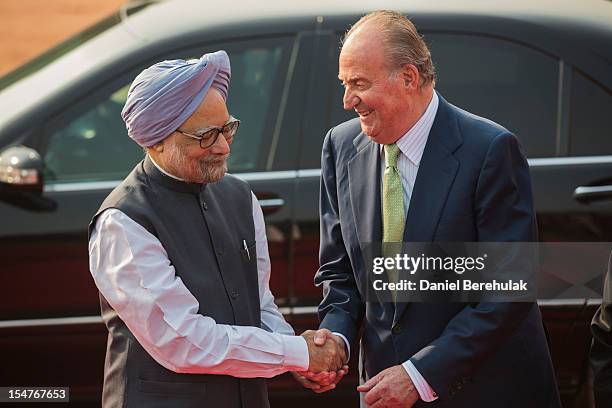 King Juan Carlos I of Spain shakes hands with Indian Prime Minister Manmohan Singh during his ceremonial reception at Rashtrapati Bhavan, the...