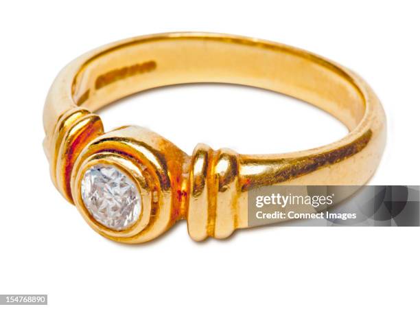 gold ring with diamond - anillo de compromiso fotografías e imágenes de stock