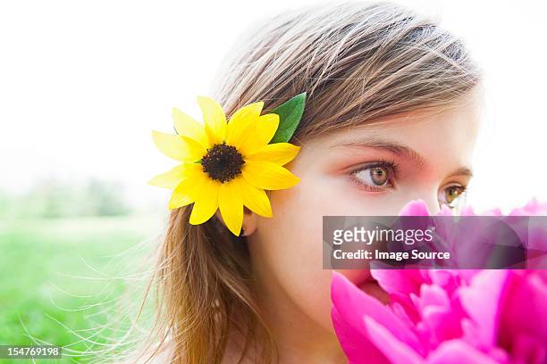 girl with pink flower - hair accessory imagens e fotografias de stock