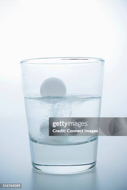 pill in glass of water - sparkling water glass stockfoto's en -beelden