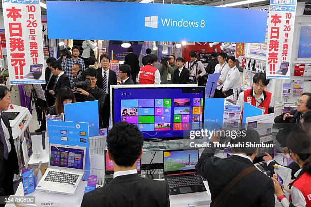 26 Windows 8 Goes On Sale In Japan Stock Photos, High-Res Pictures, and ...