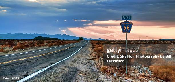 route 66 in the mojave desert - amboy california stockfoto's en -beelden