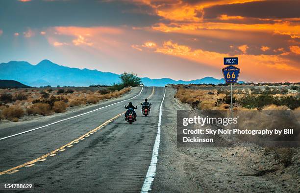 route 66 riders - amboy california stockfoto's en -beelden