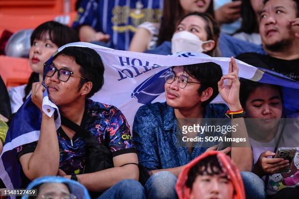 Fans of Tottenham Hotspur watch a training session ahead of the pre-season match against Leicester City at Rajamangala Stadium.