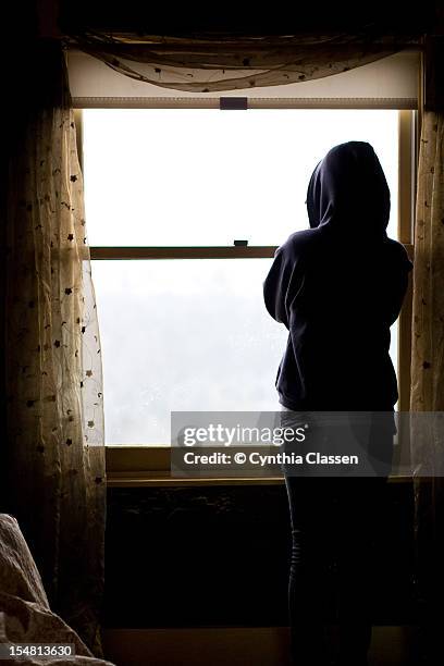 teenage girl  looking out window - cynthia classen 個照片及圖片檔