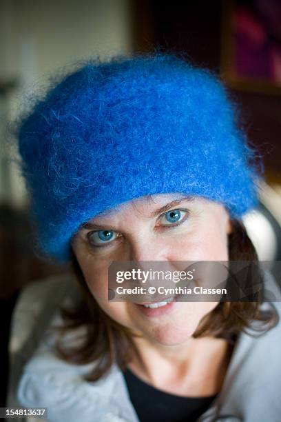 woman in blue hat - cynthia classen 個照片及圖片檔