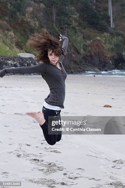 jumping girl - cynthia classen 個照片及圖片檔